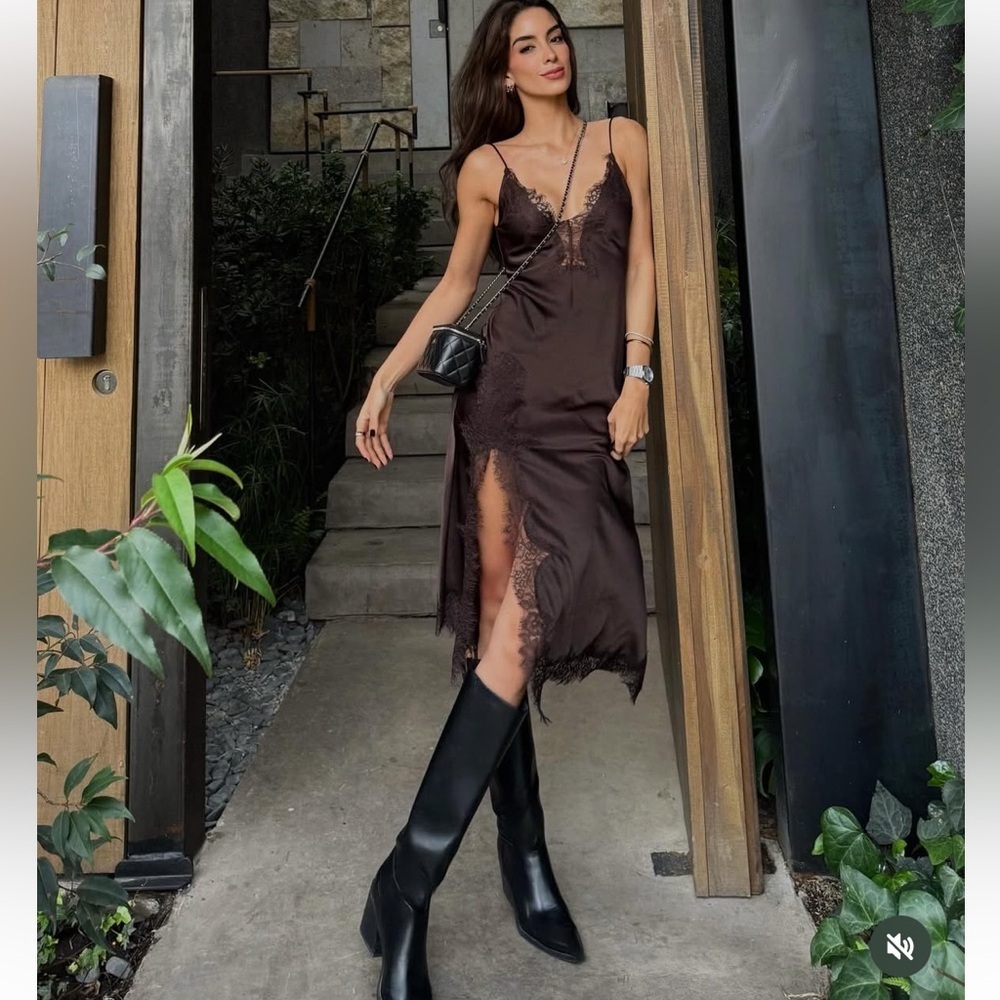 VIRAL NEW ZARA SATIN LACE NIGHT OUT DRESS SIZE M
🚨NO DISCOUNT THIS DRESS - Picture 3 of 13
